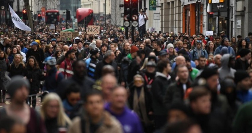 Βρετανία: Ταραχές στο Λονδίνο και 33 συλλήψεις σε διαδήλωση κατά των μέτρων για την πανδημία  